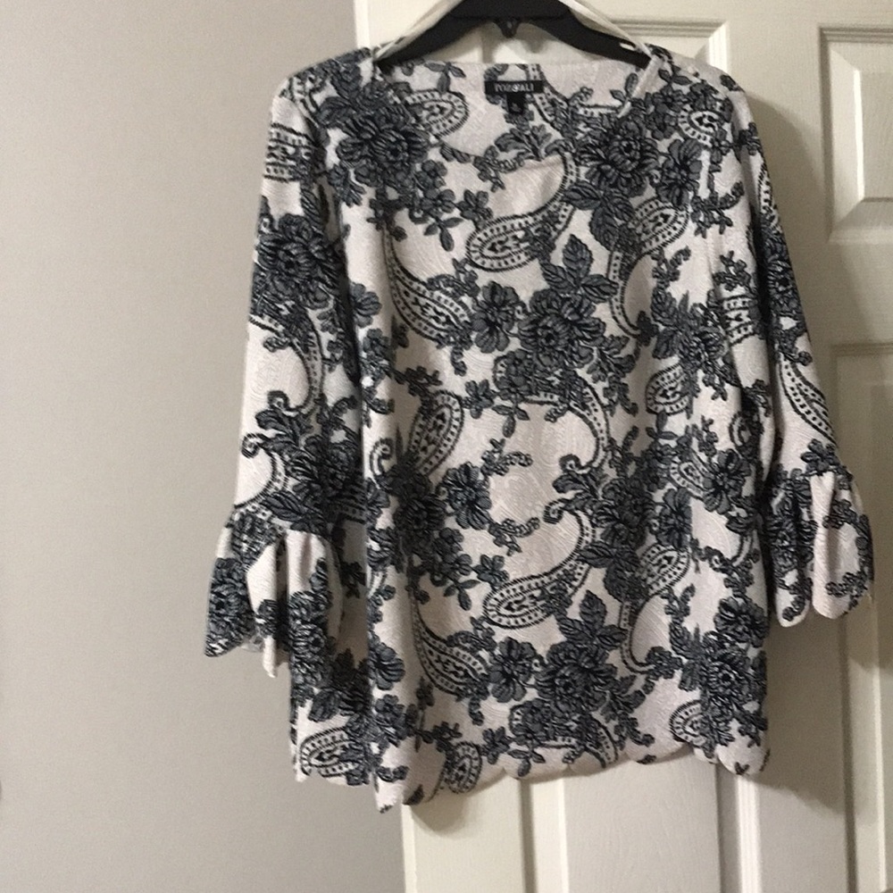 NWOT Roz & Ali dressy scalloped top. Size XL.